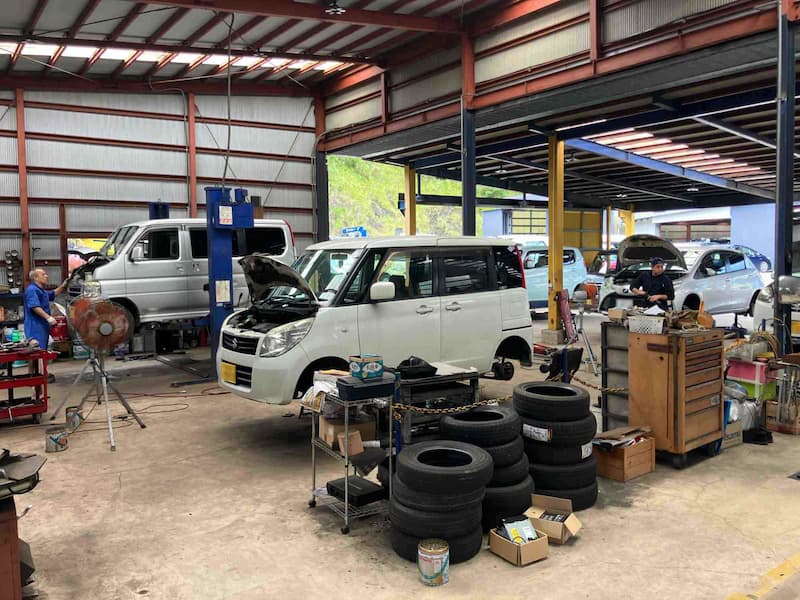 工業用建物内の自動車修理ガレージでの車両点検作業