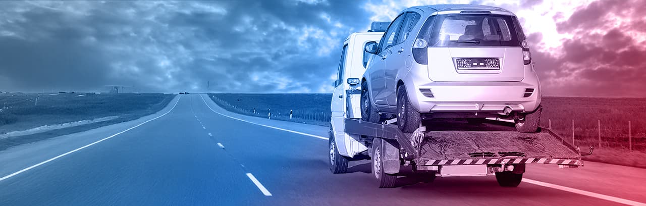 車両輸送トレーラーが複数台の車を運ぶ様子