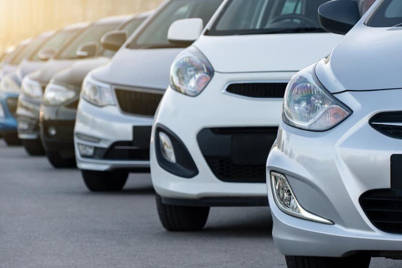 駐車場に整列した白い車の列