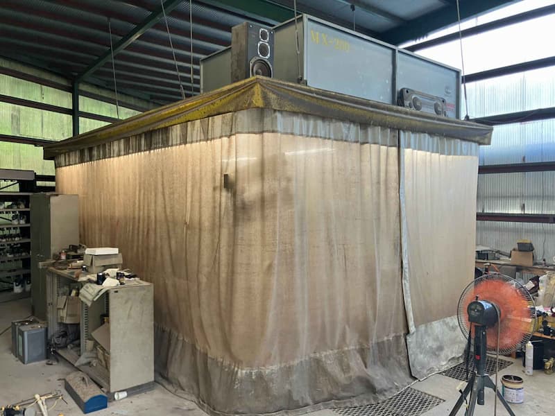 工場内に設置されたカーテン式塗装ブースの外観